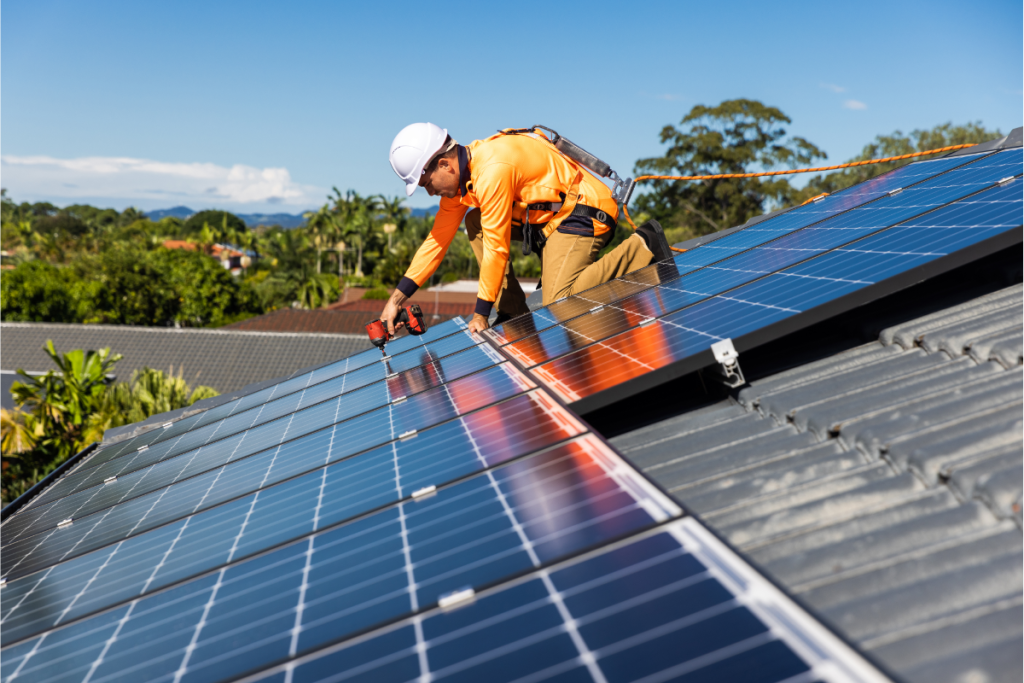 technicien installant panneaux solaires