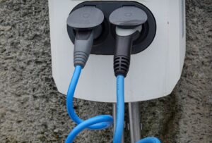 Borne de recharge à domicile : coût, puissance et choix de l&rsquo;installateur