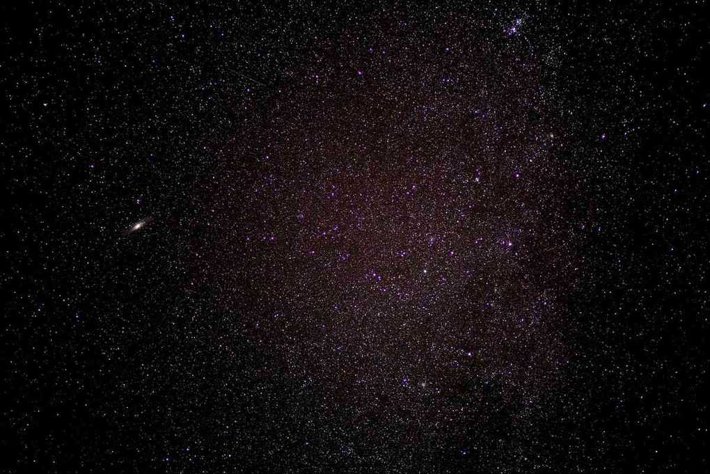 Ciel nocturne sombre parsemé de nombreuses étoiles et traînée lumineuse de la voie lactée Ciel nocturne sombre parsemé de nombreuses étoiles et traînée lumineuse de la voie lactée