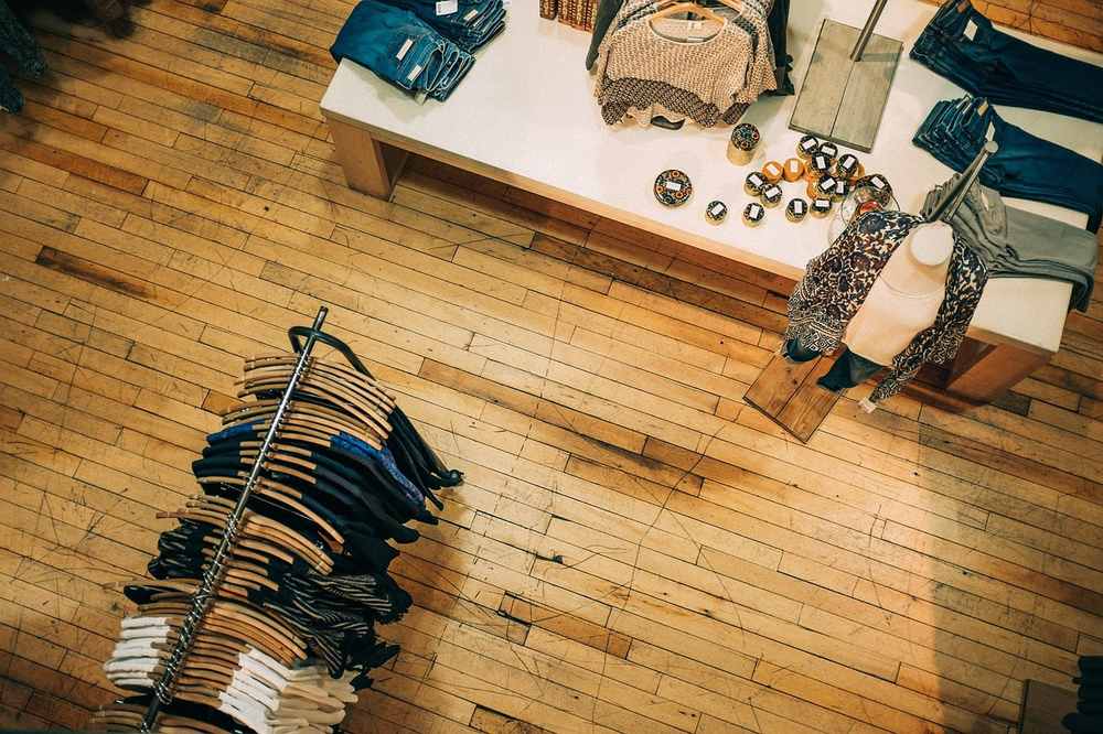 Vêtements pliés et rangés en cubes de compression pour un week-end Vêtements pliés et rangés en cubes de compression pour un week-end